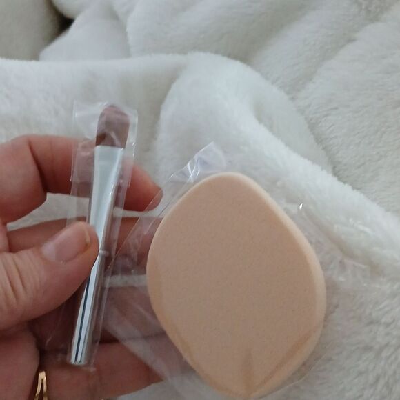 La Prairie Silver Compact with Brush and Sponge - Picture 4 of 4